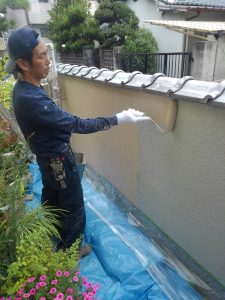 姫路市にて外壁塗装　外構の塗り替え工事　中塗り３