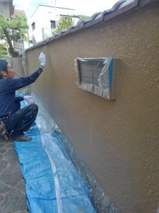 姫路市にて外壁塗装　外構の塗り替え工事　中塗り４