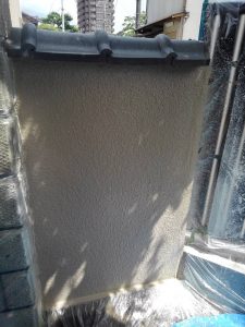 姫路市にて外壁塗装　外構の塗り替え工事　中塗り５