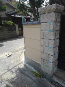 姫路市にて外壁塗装　外構の塗り替え工事　中塗り６