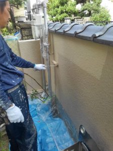姫路市にて外壁塗装　外構の塗り替え工事　上塗り