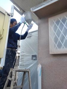姫路市にて冊子入れ替えにおける塗装工事　吹き付け塗装の様子