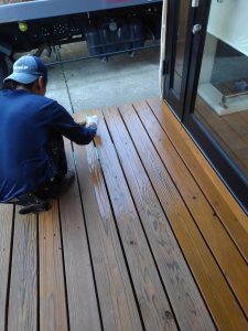 姫路市にて外壁塗装　木部床の下塗り４