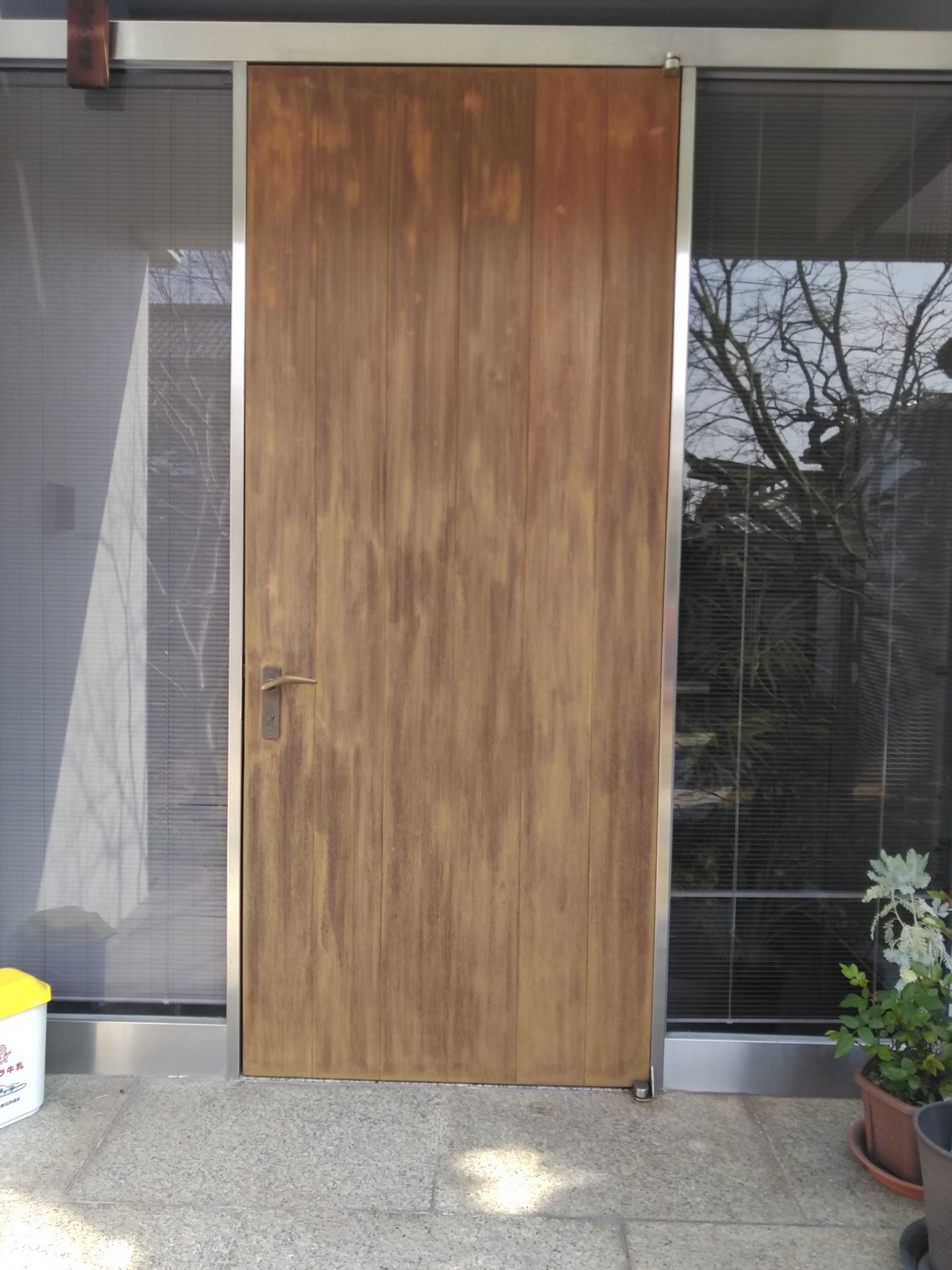 姫路市にて 玄関ドアの塗り替え工事 施工前