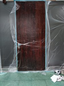 姫路市玄関ドア塗り替え工事　剥離作業