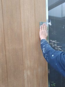 姫路市玄関ドア塗り替え工事　ペーパー掛け作業