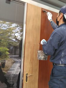 姫路市玄関ドア塗り替え工事　塗装作業の様子