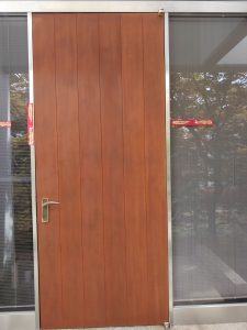 姫路市にて木製玄関ドア塗装