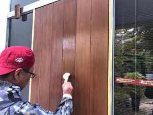 姫路市玄関ドア塗り替え工事　塗装作業の様子