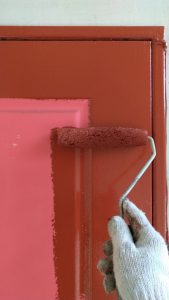 姫路市にて玄関ドア塗装、補修前のマーキング調査、吹き付け　～アパート外壁塗装工事～