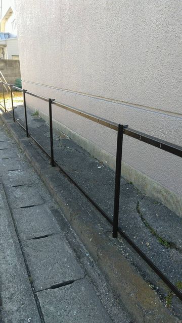 姫路市にてアパート外構フェンス支柱塗装工事 施工後