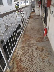 姫路市にて　アパート鉄骨階段・廊下塗装 施工前