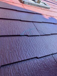 姫路市網干区の塗装リフォーム　屋根塗装上塗りの様子