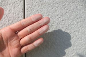 外壁塗装のチョーキングの発生原因と効果的な対処方法は？