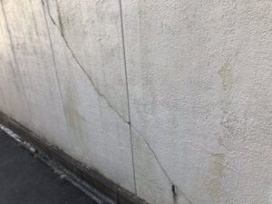 外壁のクラック（ひび割れ）は放置すると危険！補修方法と費用目安をご紹介